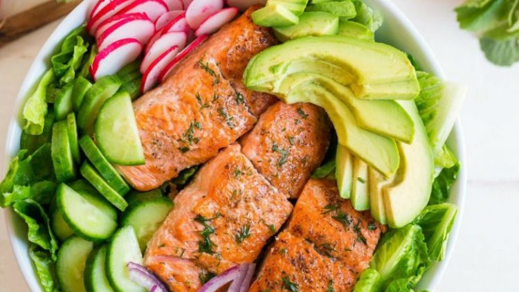 Chế biến cá hồi với món salad chuẩn healthy